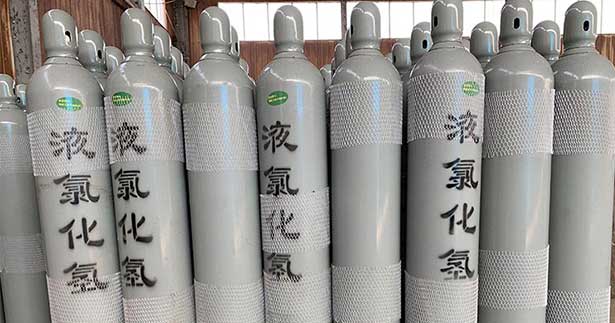 氯化氢气体钢瓶竖直存放在干燥温度适宜的仓库